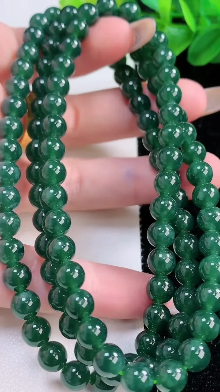 天然A货翡翠圆珠项链，尺寸6.8-108颗，重:57.47g
11月22日