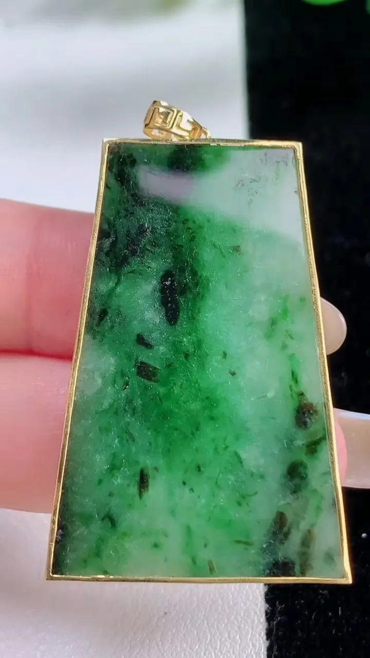 天然A货翡翠无事牌吊坠，尺寸41.6-27.4-3.5，重:10.60g
11月22日