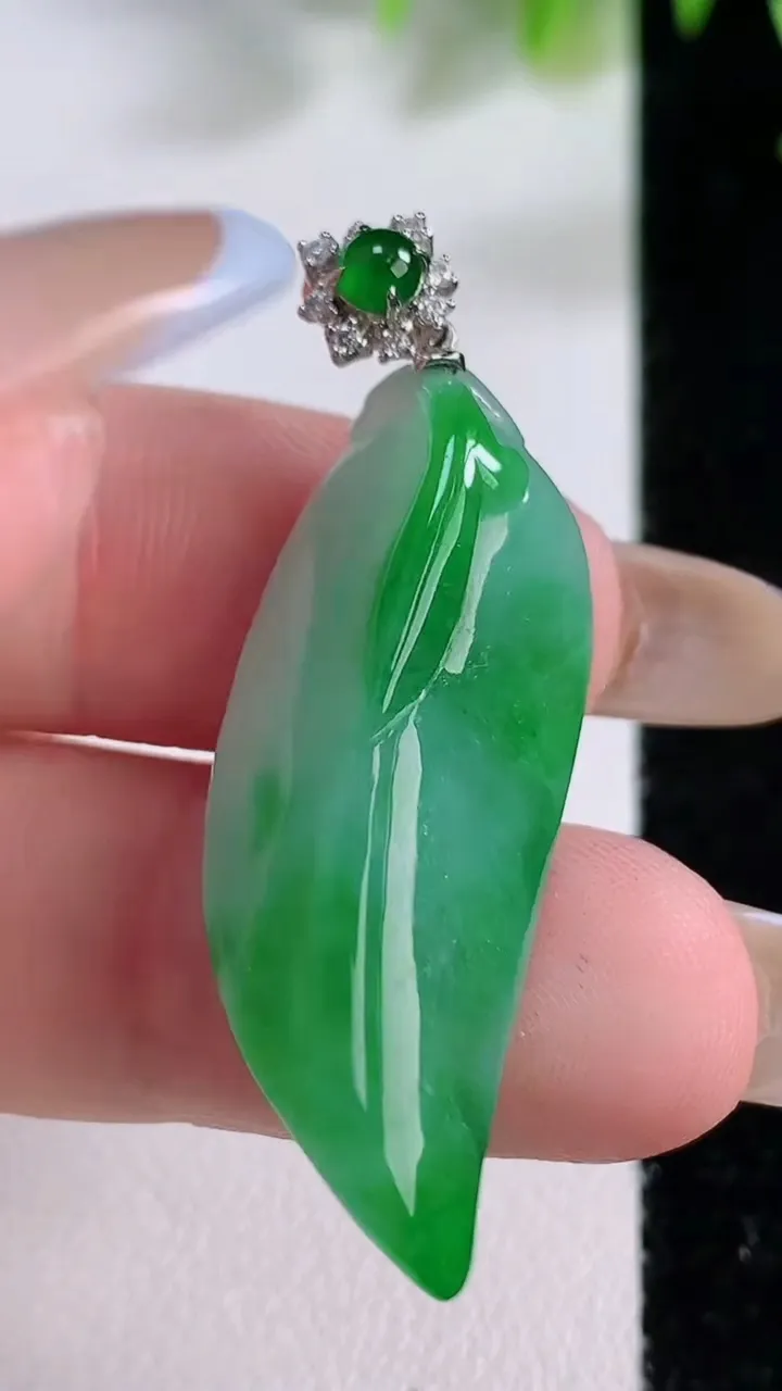 天然A货翡翠随形吊坠，尺寸36.5-14-9，重:7.04g
11月22日