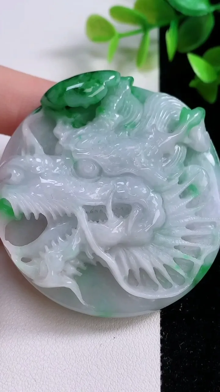 天然A货翡翠龙牌吊坠，尺寸56.8-14.2，重:70.54g
11月22日