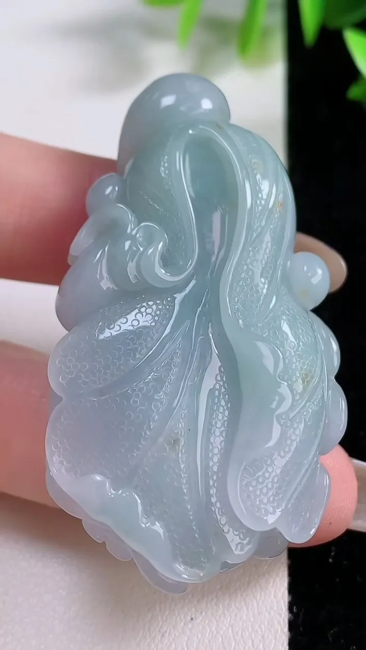 天然A货翡翠白菜吊坠，尺寸55.5-30.6-10.8，重:33.68g
11月22日