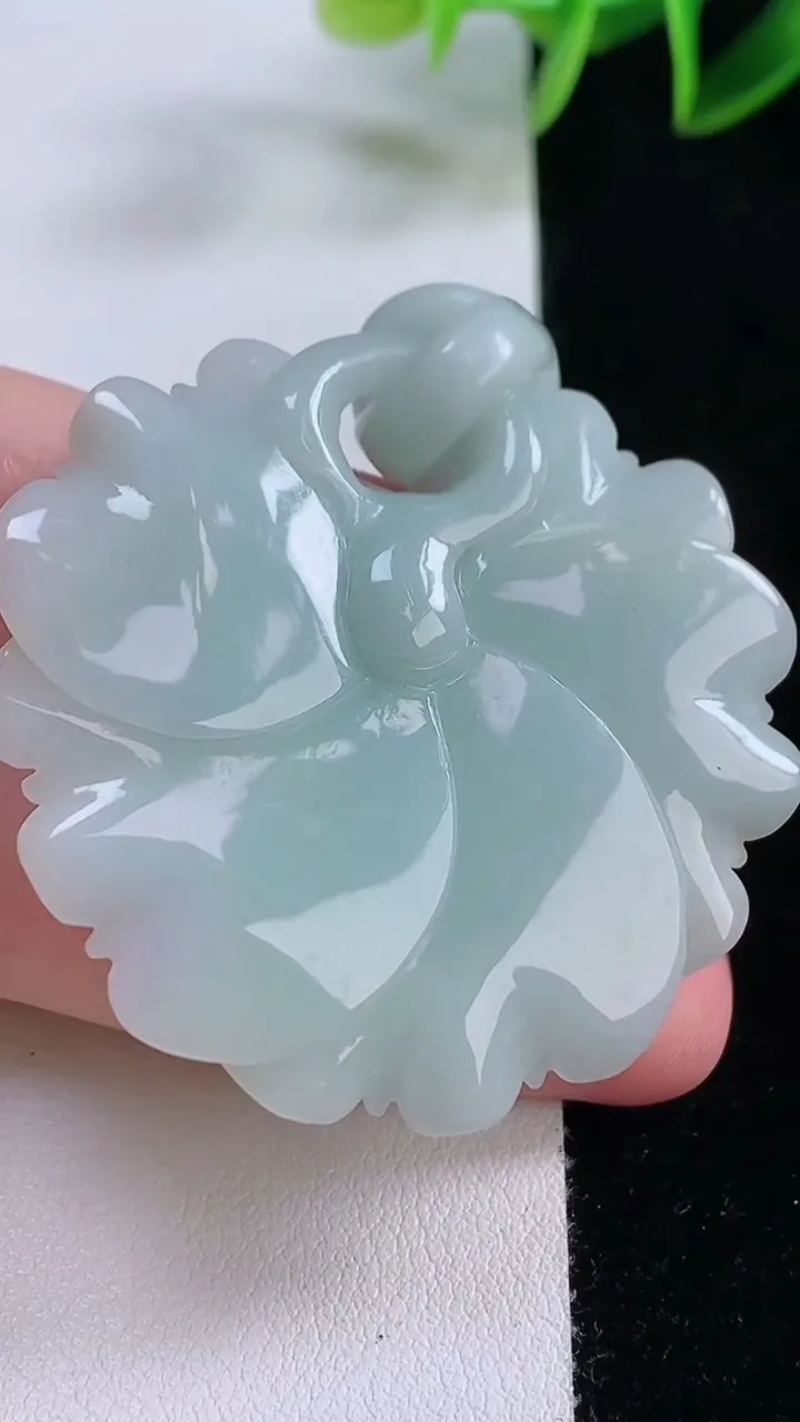 天然A货翡翠花开富贵吊坠，尺寸54.6-45.3-11.3，重量:25.22g
11月24日