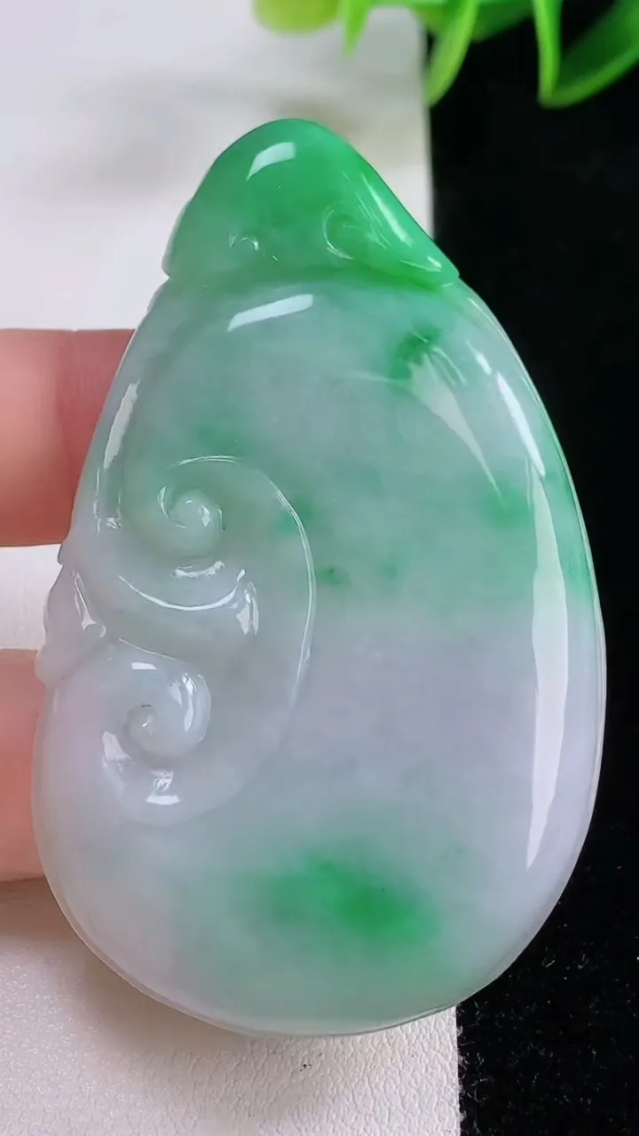 天然A货翡翠如意吊坠，尺寸42.8-38.7-6.1，重量:32.66g
11月23日