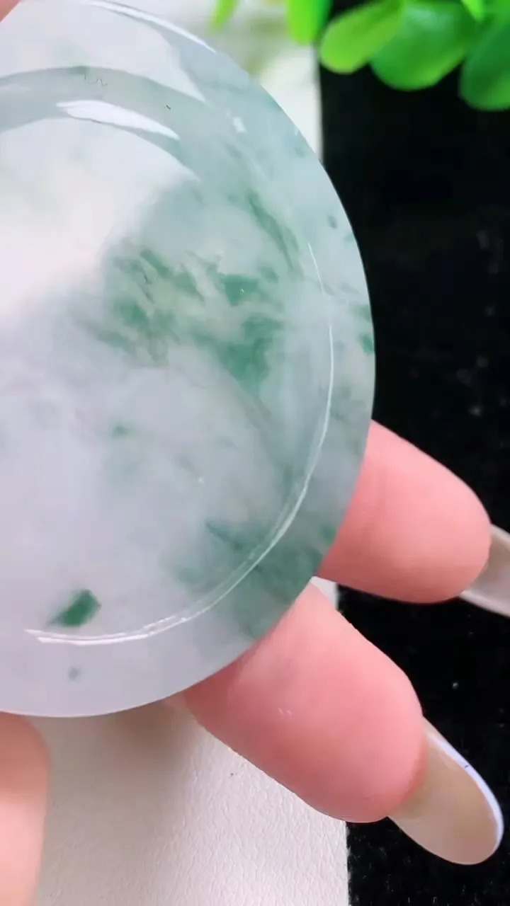 天然A货翡翠飘花龙牌吊坠，尺寸54.7-6.5，重:36.10g
11月23日