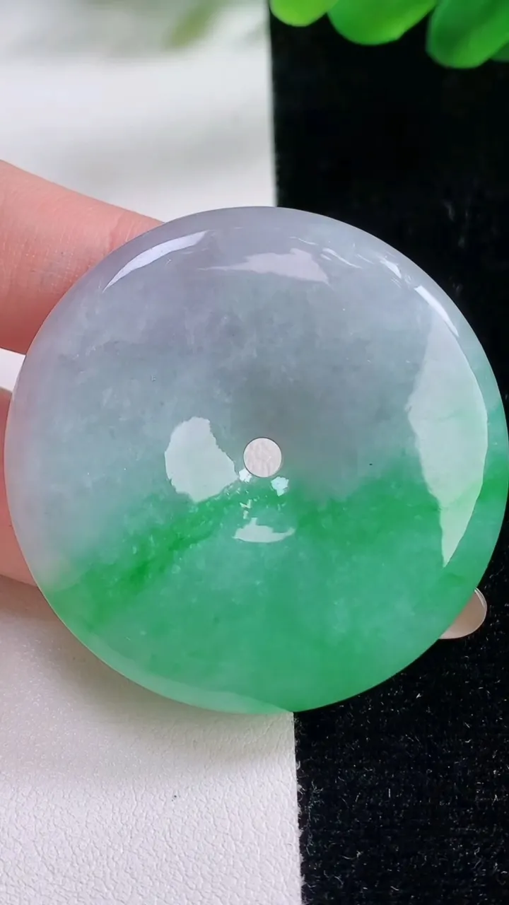 天然A货翡翠平安扣吊坠，尺寸45-6.6，重:28.74g
11月23日