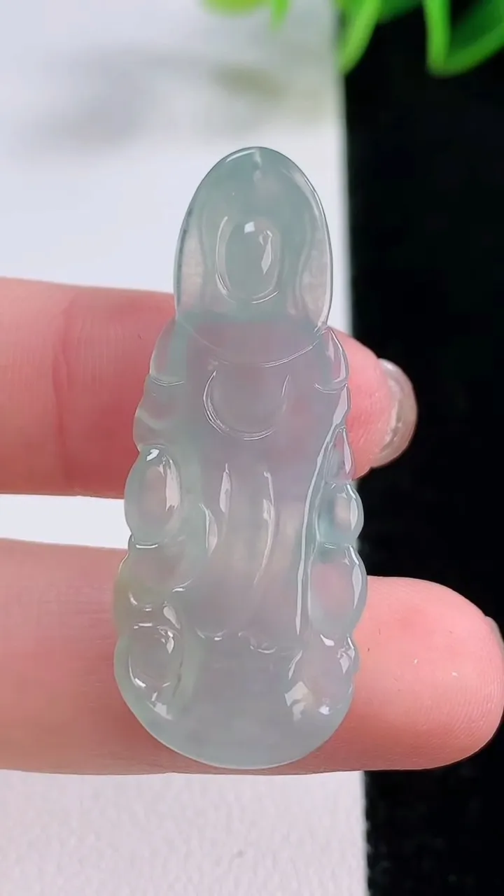 天然A货翡翠观音菩萨吊坠，尺寸41-16-3.6，重量:4.76g
11月23日