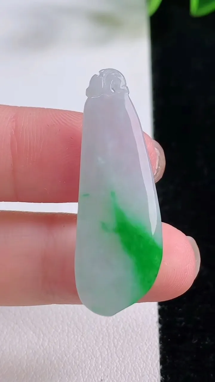 天然A货翡翠福瓜吊坠，尺寸37.6-13.3-4.6，重量:3.91g
11月23日