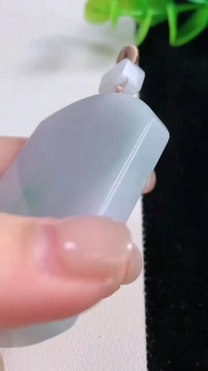 天然A货翡翠无事牌吊坠，尺寸54.7-40-6.6，重量:43.90g
11月23日