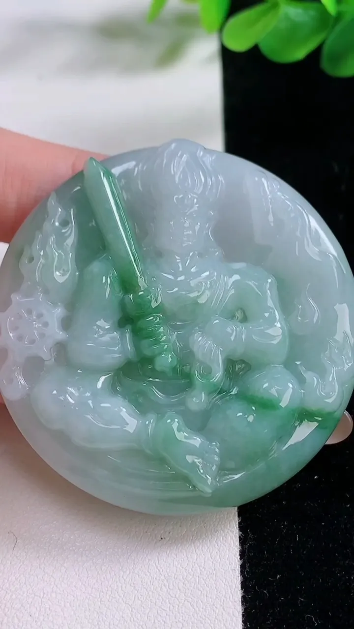 天然A货翡翠不动明王吊坠，尺寸52.3-8.8，重:45.60g
11月23日