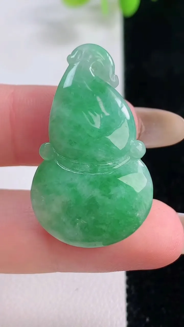 天然A货翡翠葫芦吊坠，尺寸35.2-20.6-9，重量:8.95g
11月23日