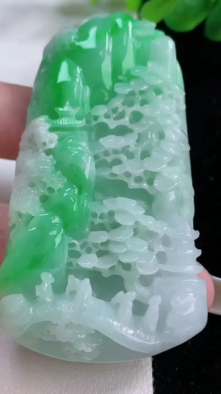 天然A货翡翠山水牌吊坠，尺寸73.2-40-13.5，重:82.43g
11月23日