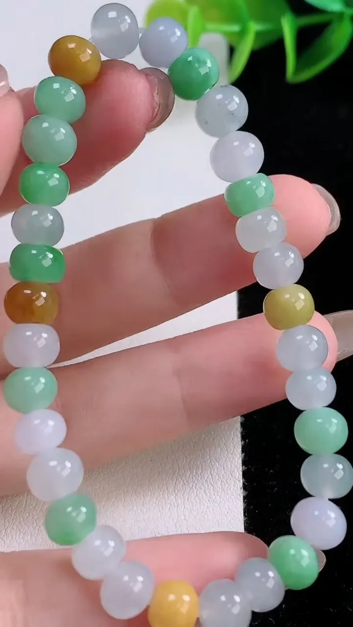 天然A货翡翠三彩圆珠手串，尺寸6.7-42颗，重量:15.00g11月23日
工厂直销收藏佳品,种好