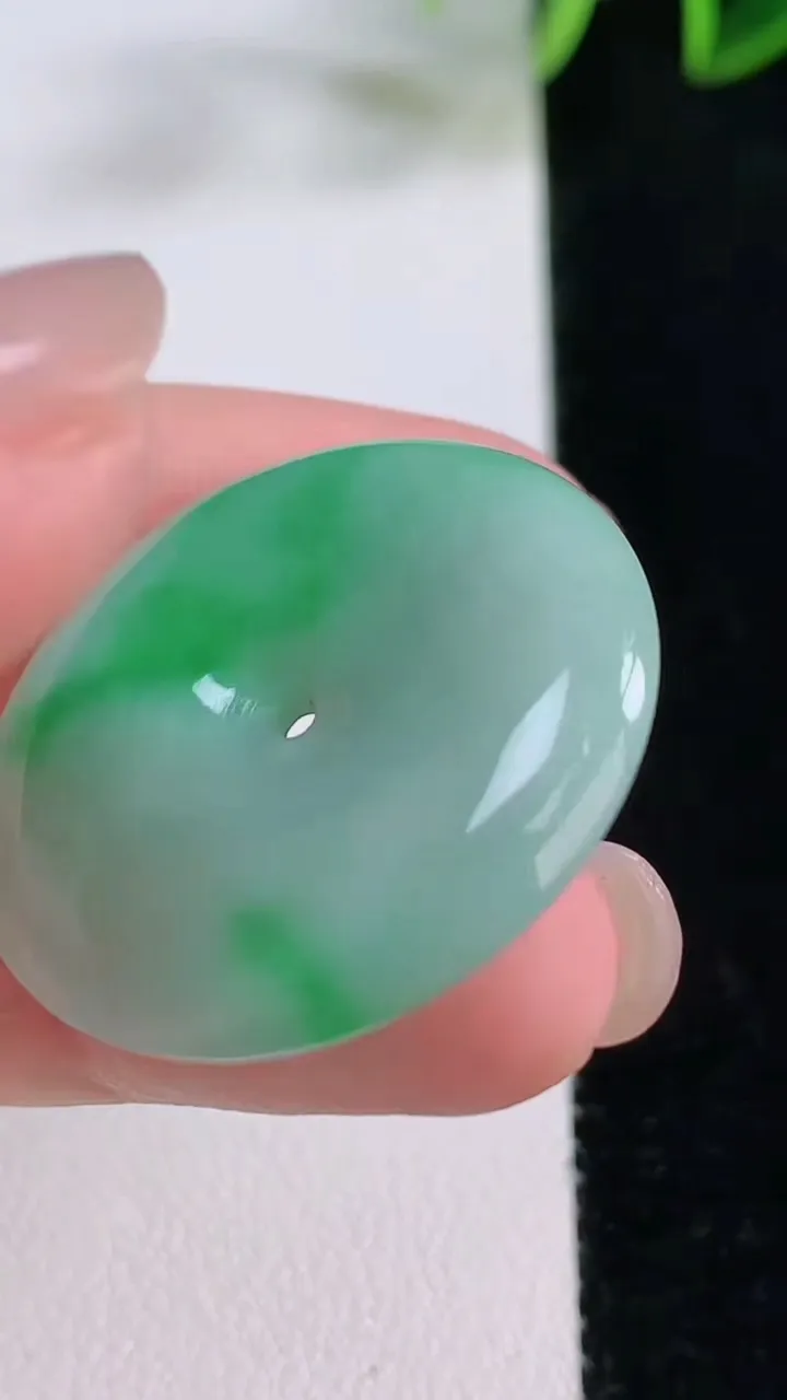 天然A货翡翠平安扣吊坠，尺寸29.3-5.8，重量:11.06g
11月23日