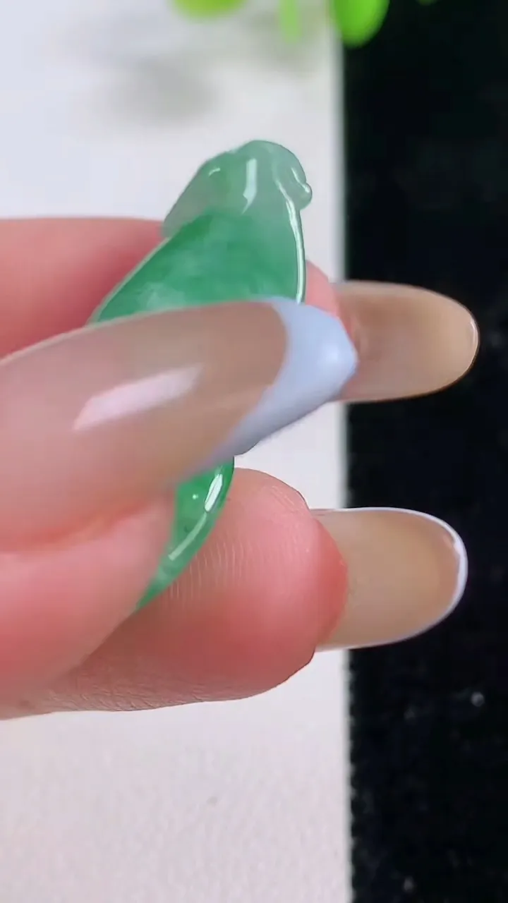 天然A货翡翠葫芦吊坠，尺寸35.2-20.6-9，重量:8.95g
11月23日