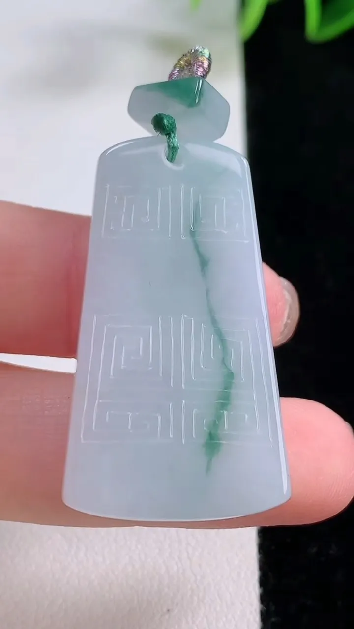 天然A货翡翠飘花仿古无事牌吊坠，尺寸37.7-21.5-5.7，重量:13.81g
11月23日