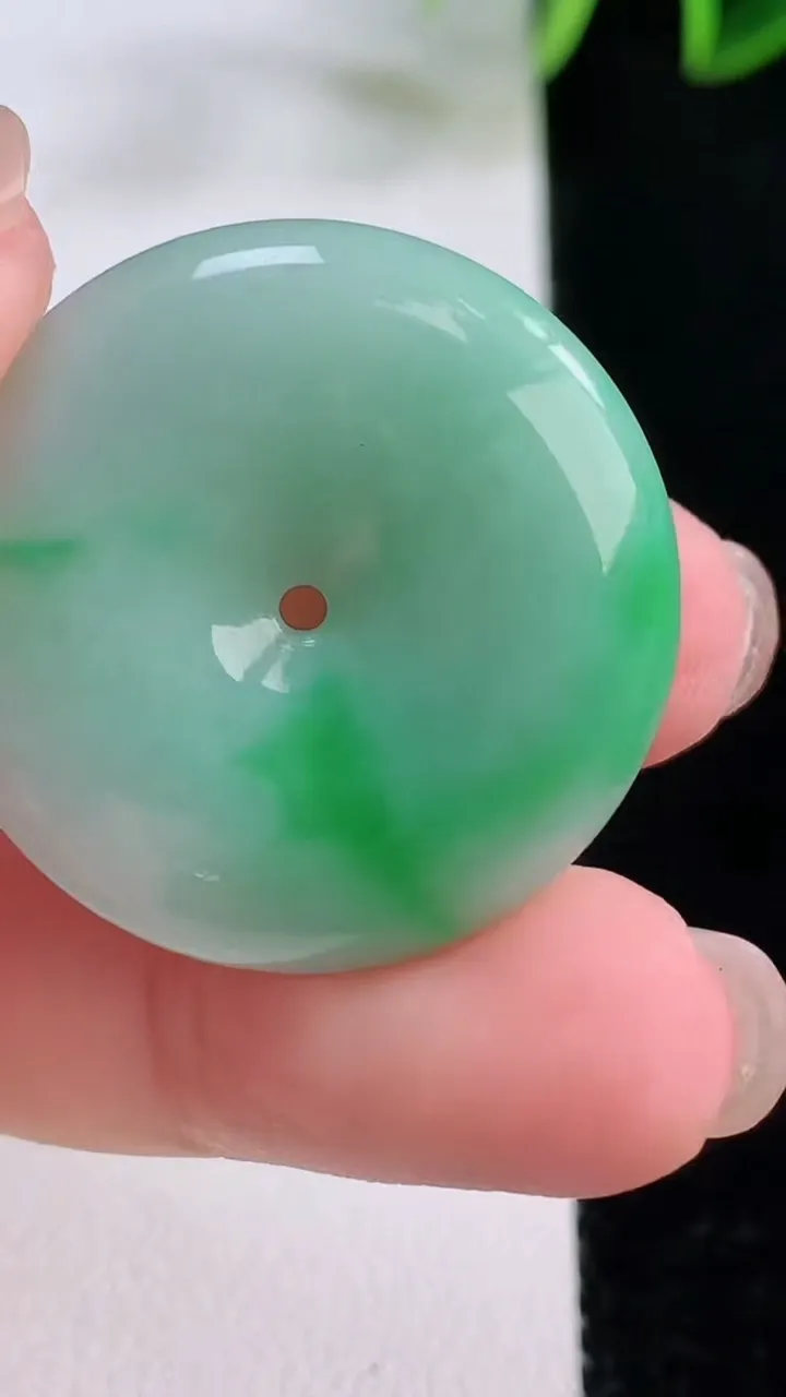 天然A货翡翠平安扣吊坠，尺寸29.3-5.8，重量:11.06g
11月23日