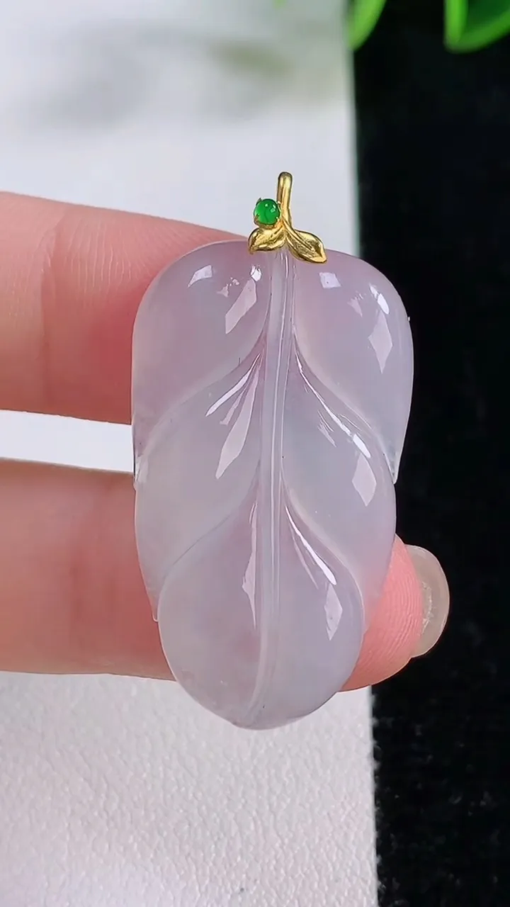 天然A货翡翠种白冰金枝玉叶 叶子吊坠，尺寸33.2-19.2-4.3，重量:5.72g
11月23日
