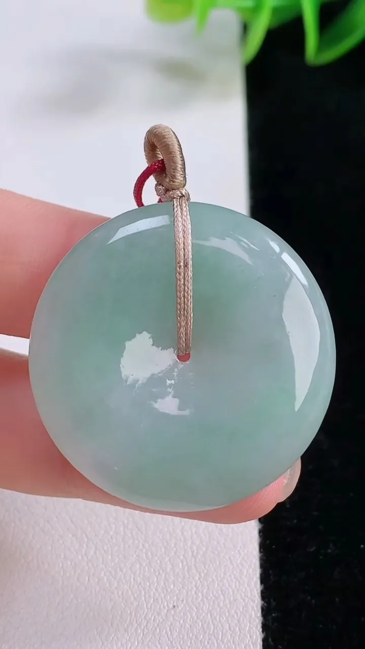 天然A货翡翠平安扣吊坠，尺寸32.4-5.7，重量:13.18g
11月23日