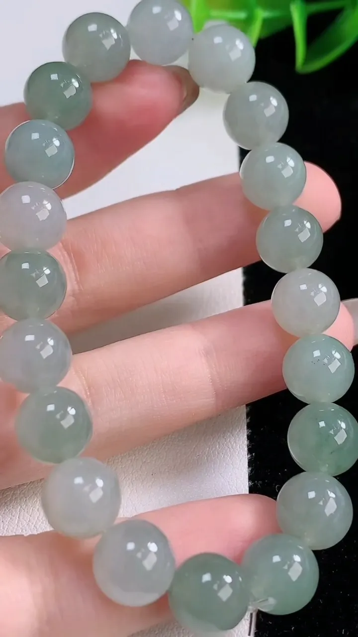 天然A货翡翠圆珠手串，尺寸9.3-20颗，重量:29.46g11月23日
工厂直销收藏佳品,种好水足，色泽均匀，有种有色，上手高大气！