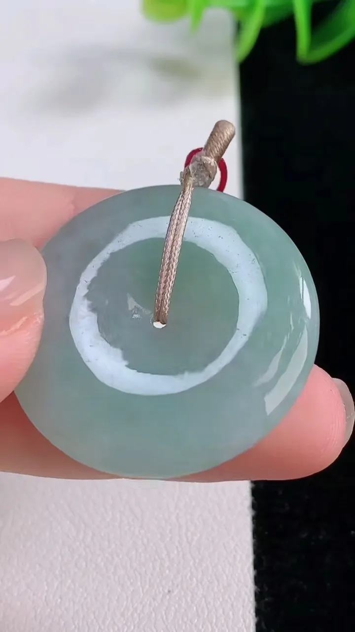 天然A货翡翠平安扣吊坠，尺寸32.4-5.7，重量:13.18g
11月23日