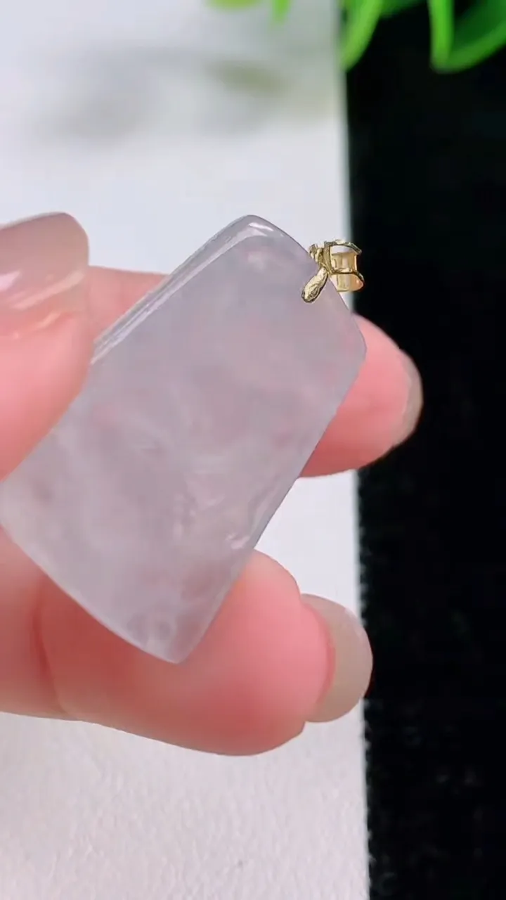 天然A货翡翠种白冰龙牌吊坠，尺寸27.3-19-4.4，重量:5g
11月23日