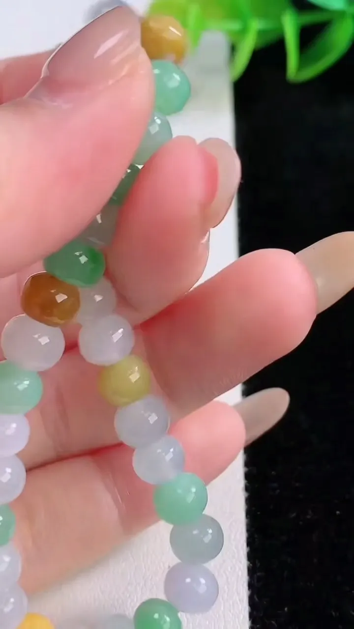 天然A货翡翠三彩圆珠手串，尺寸6.7-42颗，重量:15.00g11月23日
工厂直销收藏佳品,种好水足，色泽均匀，有种有色，上手高大气！