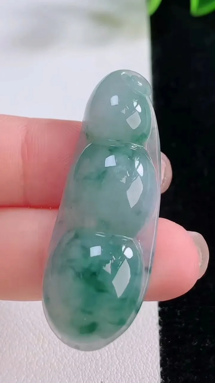 天然A货翡翠冰种飘花福豆吊坠，尺寸45-16.7-6.9，重量:8.96g
11月23日