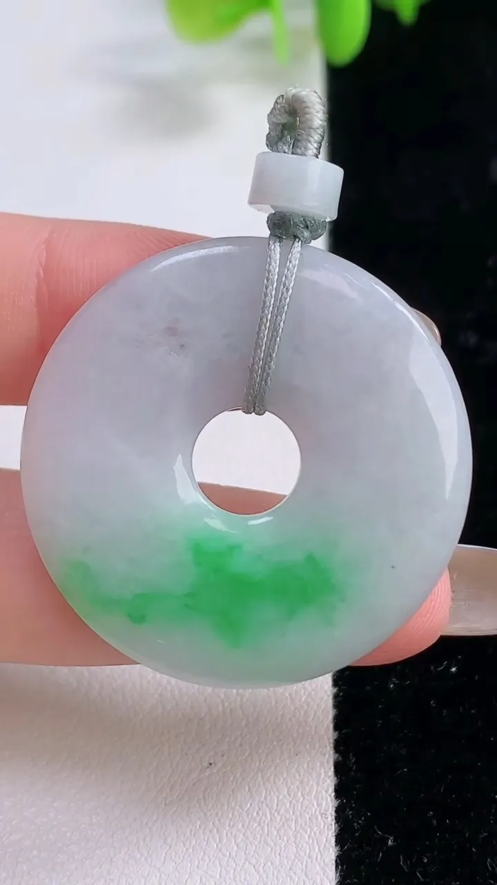 天然A货翡翠平安环吊坠，尺寸34.4-3.5，重量:10.00g
11月23日