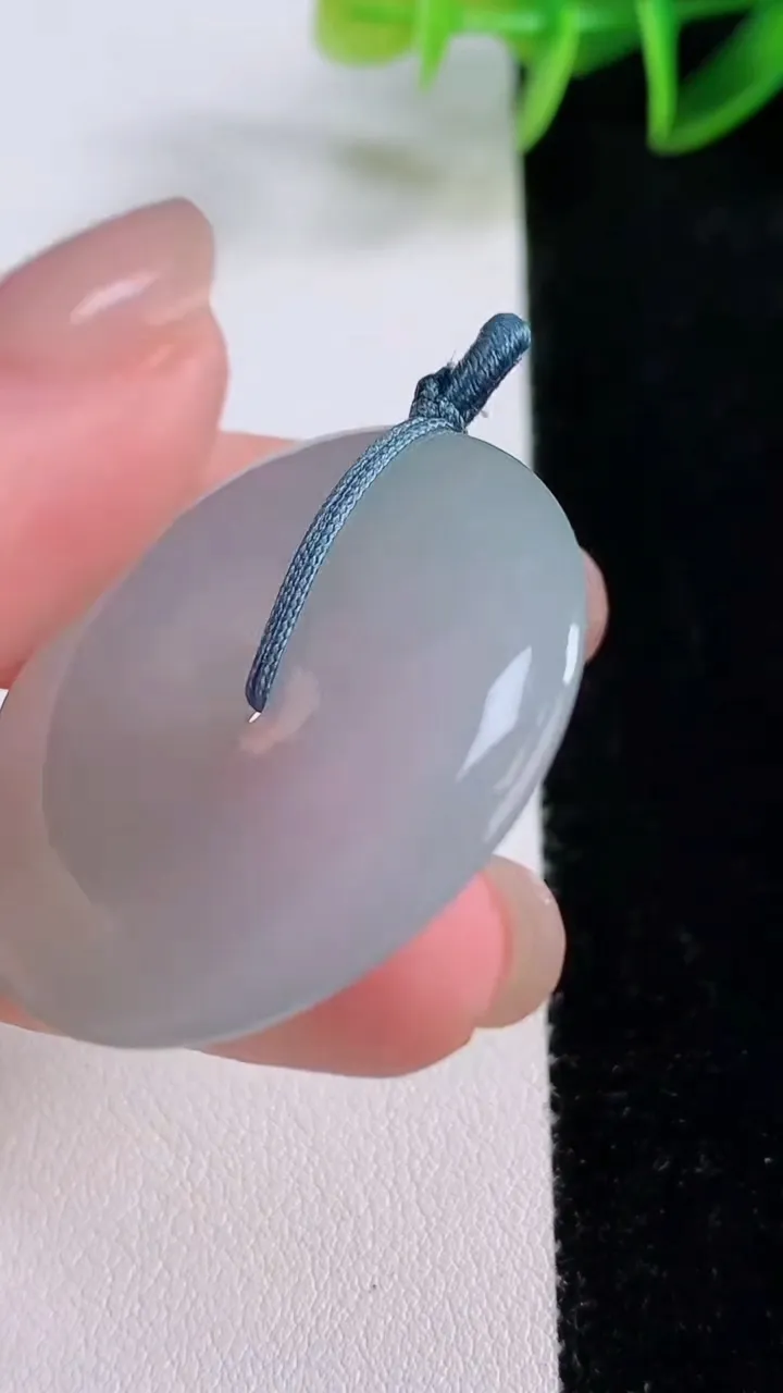 天然A货翡翠平安扣吊坠，尺寸35.6-5.5，重量:14.77g
11月23日