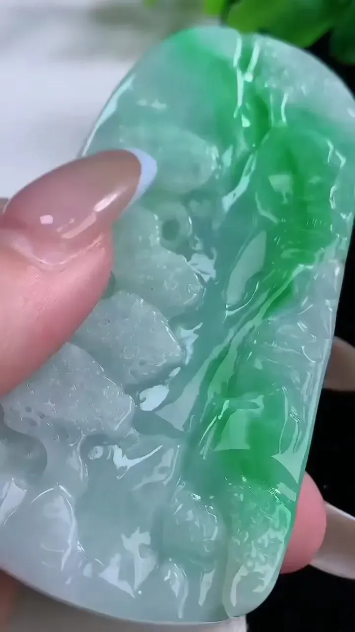 天然A货翡翠山水牌吊坠，尺寸73.2-40-13.5，重:82.43g
11月23日