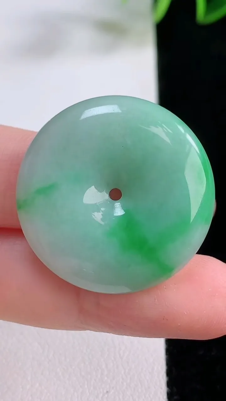 天然A货翡翠平安扣吊坠，尺寸29.3-5.8，重量:11.06g
11月23日