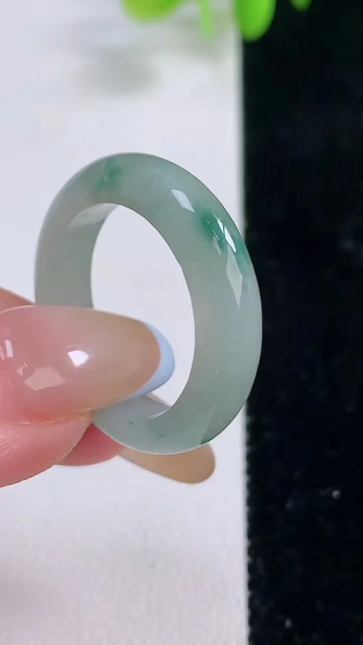 天然A货翡翠飘花指环戒指，尺寸19.6-5.2-3，重量:4.53g2025年11月23日
工厂直销收藏佳品,种好水足，色泽均匀，有种有色，上手高大气！