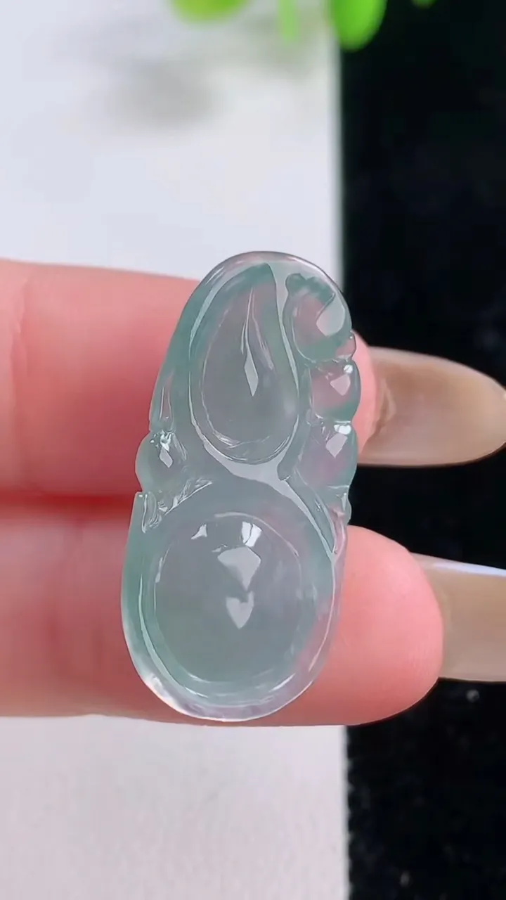 天然A货翡翠葫芦吊坠，尺寸27.8-13.2-6.6，重量:4.23g
11月23日