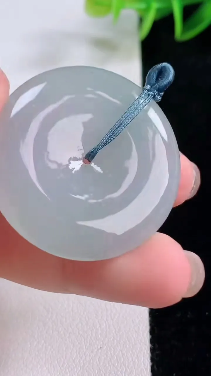 天然A货翡翠平安扣吊坠，尺寸35.6-5.5，重量:14.77g
11月23日