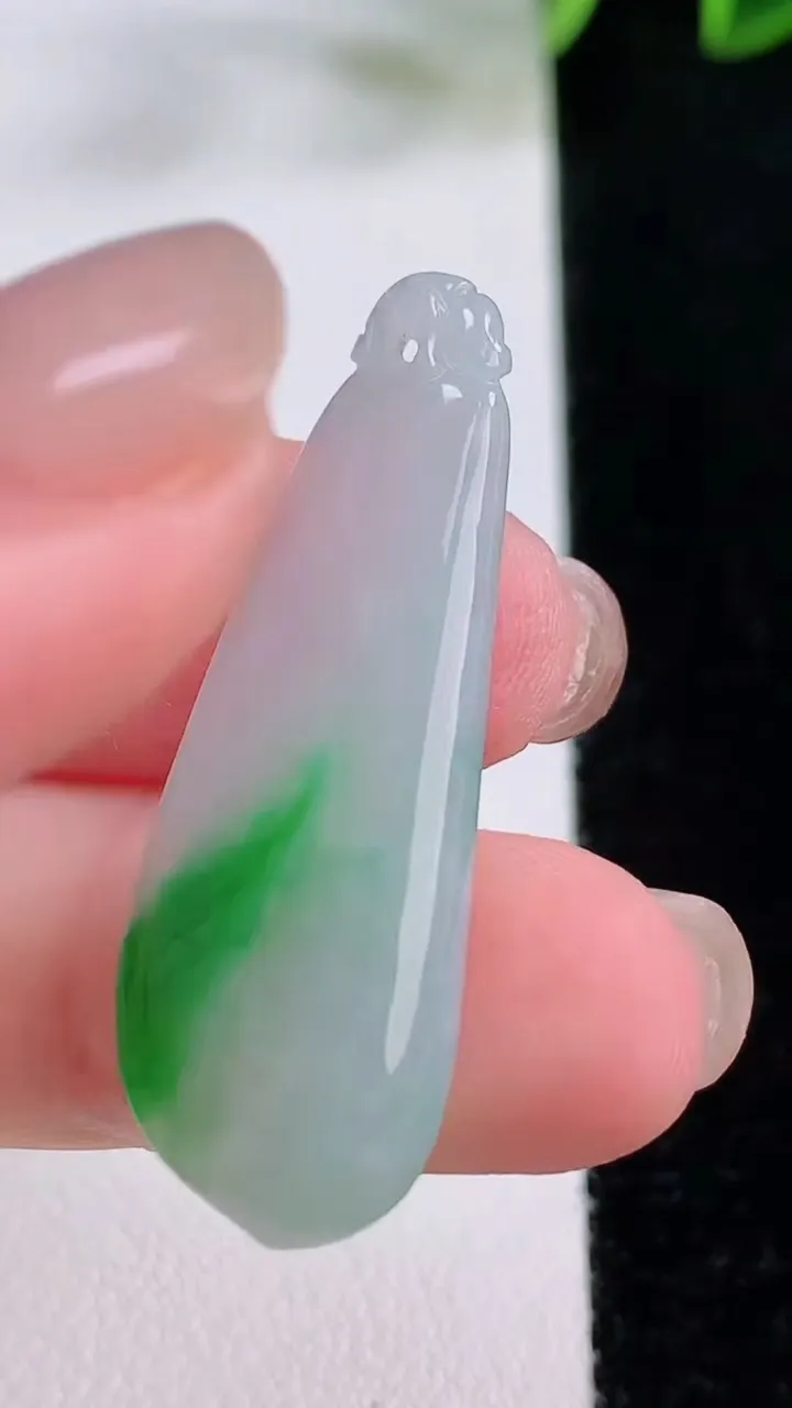 天然A货翡翠福瓜吊坠，尺寸37.6-13.3-4.6，重量:3.91g
11月23日