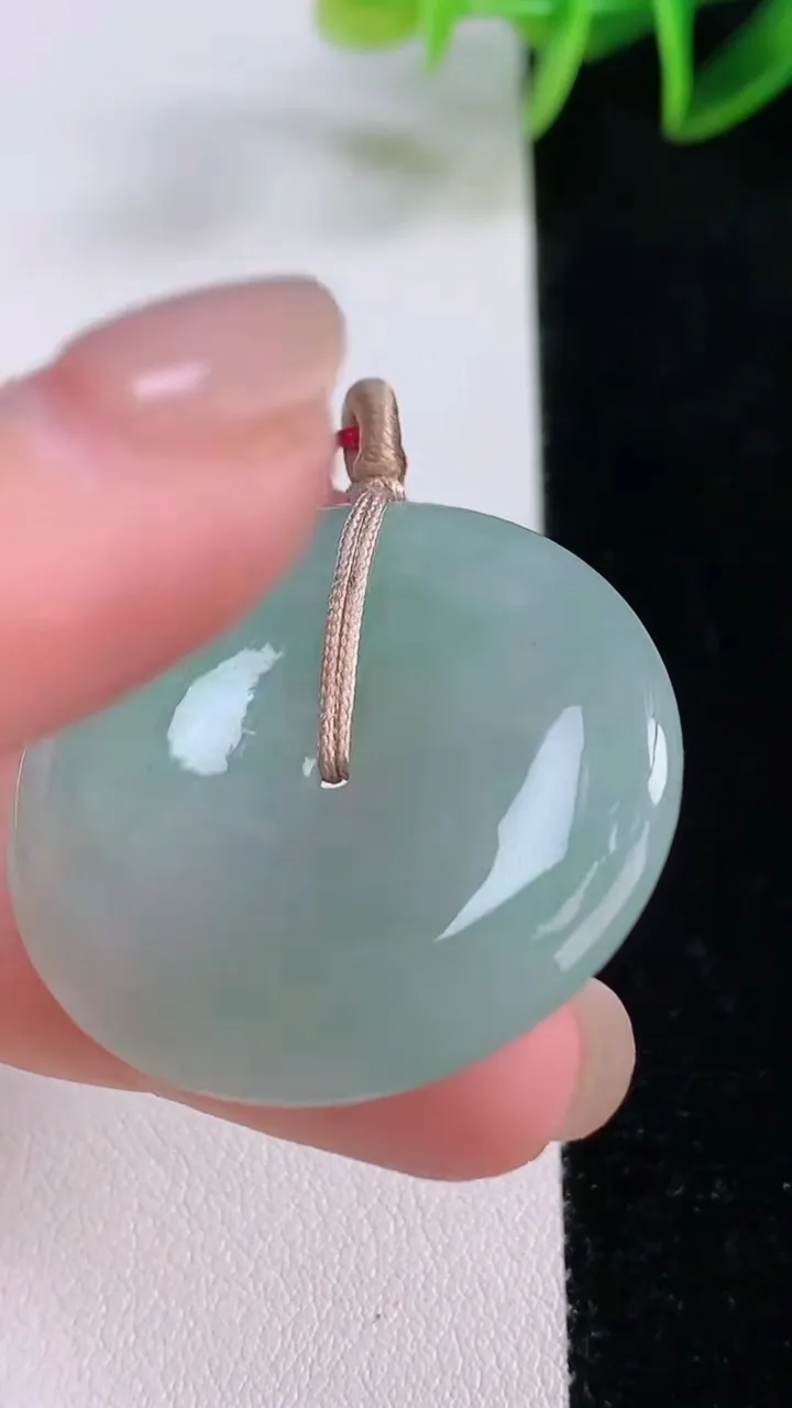 天然A货翡翠平安扣吊坠，尺寸32.4-5.7，重量:13.18g
11月23日