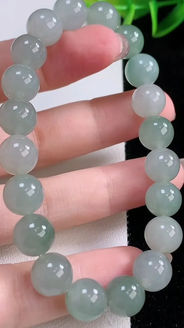 天然A货翡翠圆珠手串，尺寸9.3-20颗，重量:29.46g11月23日
工厂直销收藏佳品,种好水足，色泽均匀，有种有色，上手高大气！