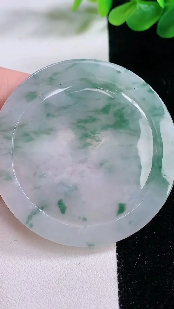 天然A货翡翠飘花龙牌吊坠，尺寸54.7-6.5，重:36.10g
11月23日