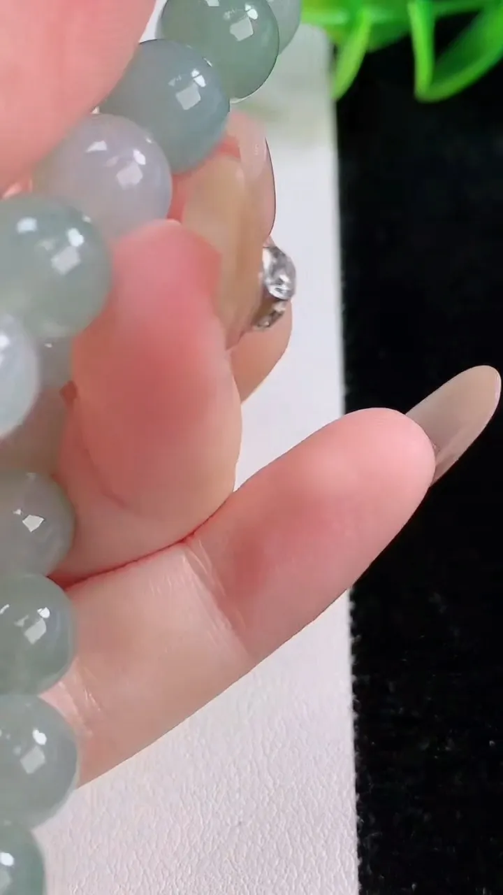 天然A货翡翠圆珠手串，尺寸9.3-20颗，重量:29.46g11月23日
工厂直销收藏佳品,种好水足，色泽均匀，有种有色，上手高大气！