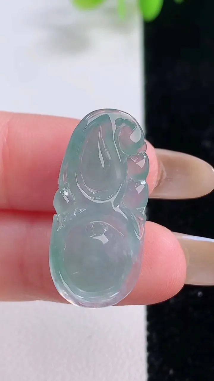 天然A货翡翠葫芦吊坠，尺寸27.8-13.2-6.6，重量:4.23g
11月23日