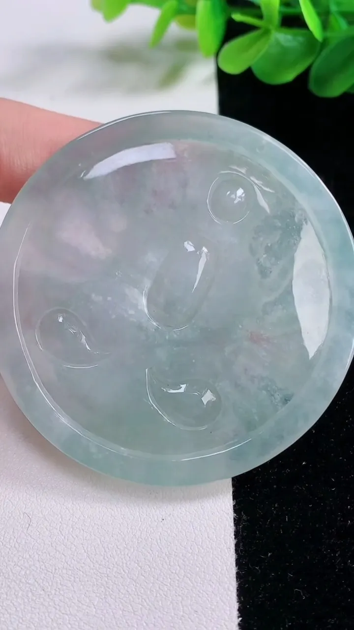 天然A货翡翠千手观音吊坠，尺寸58-6.5，重:35.63g
11月23日