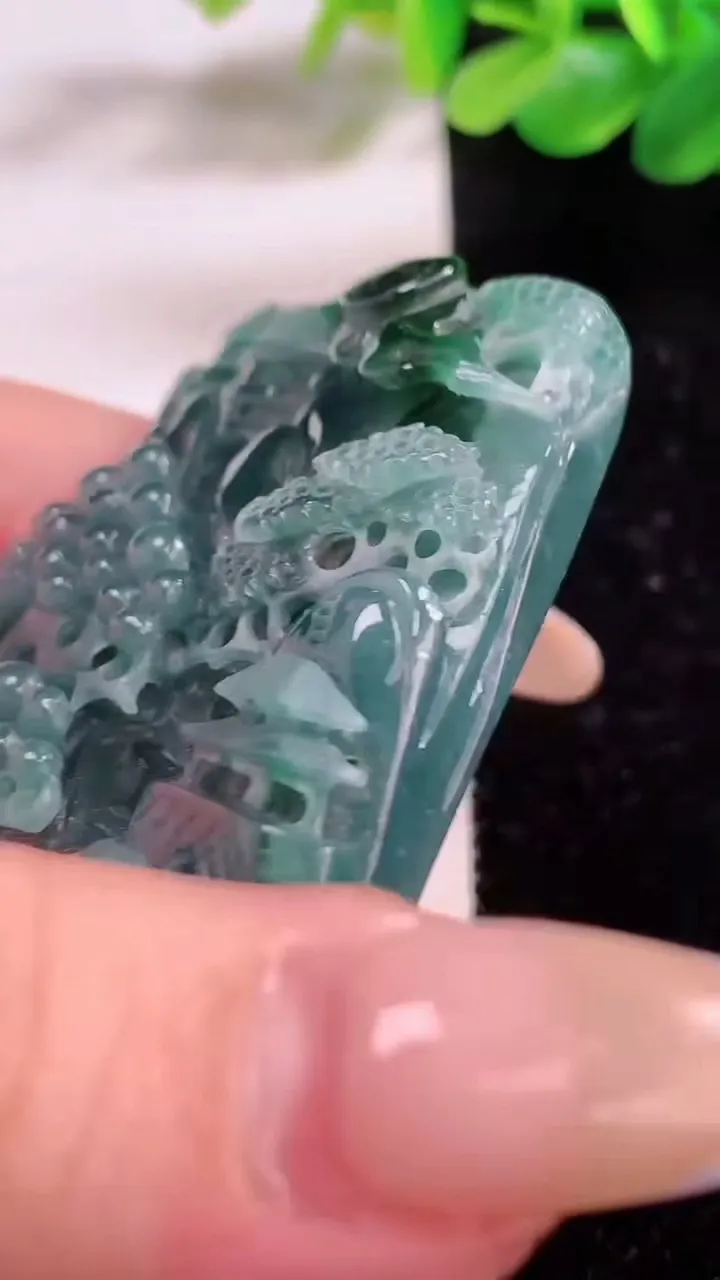 天然A货翡翠山水牌吊坠，尺寸67.8-51-12.4，重:79.04g
11月23日