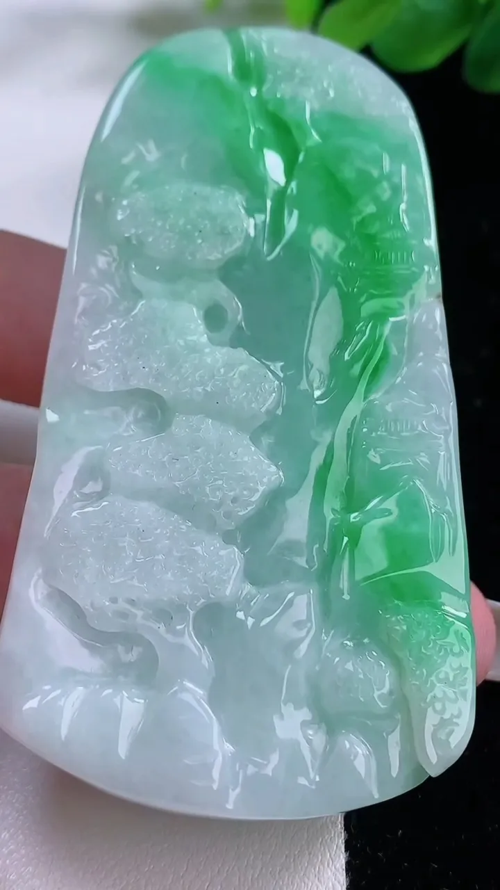 天然A货翡翠山水牌吊坠，尺寸73.2-40-13.5，重:82.43g
11月23日