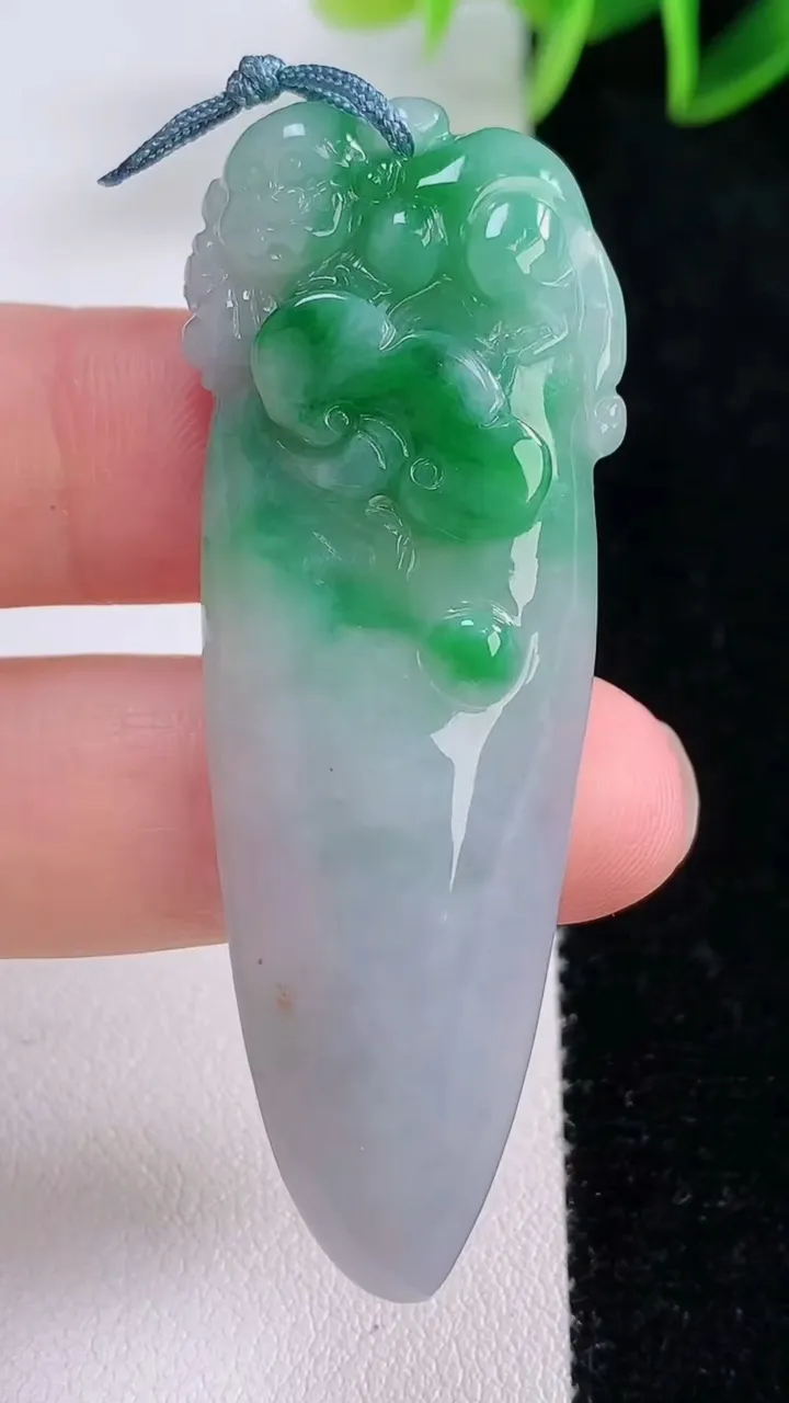 天然A货翡翠福瓜吊坠，尺寸58-20-7.2，重量:14.72g
11月23日