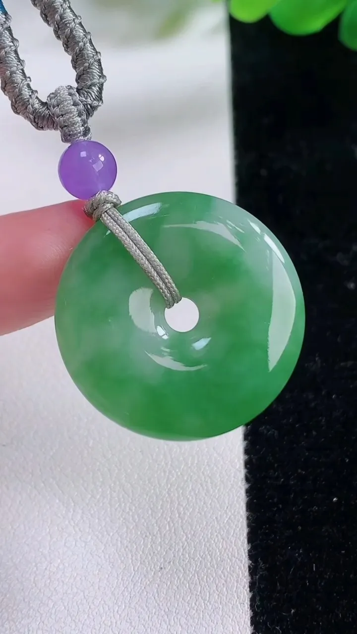 天然A货翡翠平安扣吊坠，尺寸26.8-4.9，重:7.14g
11月23日