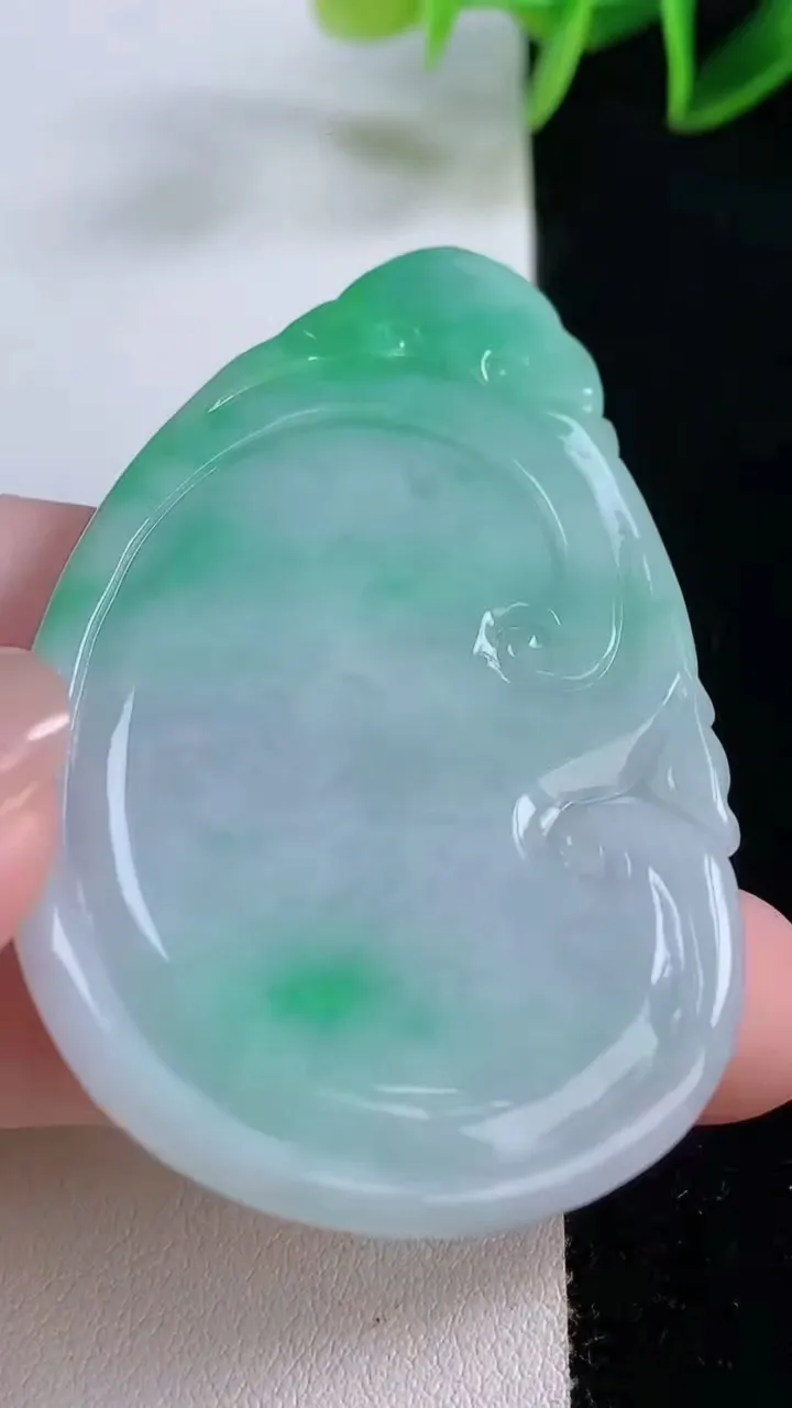 天然A货翡翠如意吊坠，尺寸42.8-38.7-6.1，重量:32.66g
11月23日