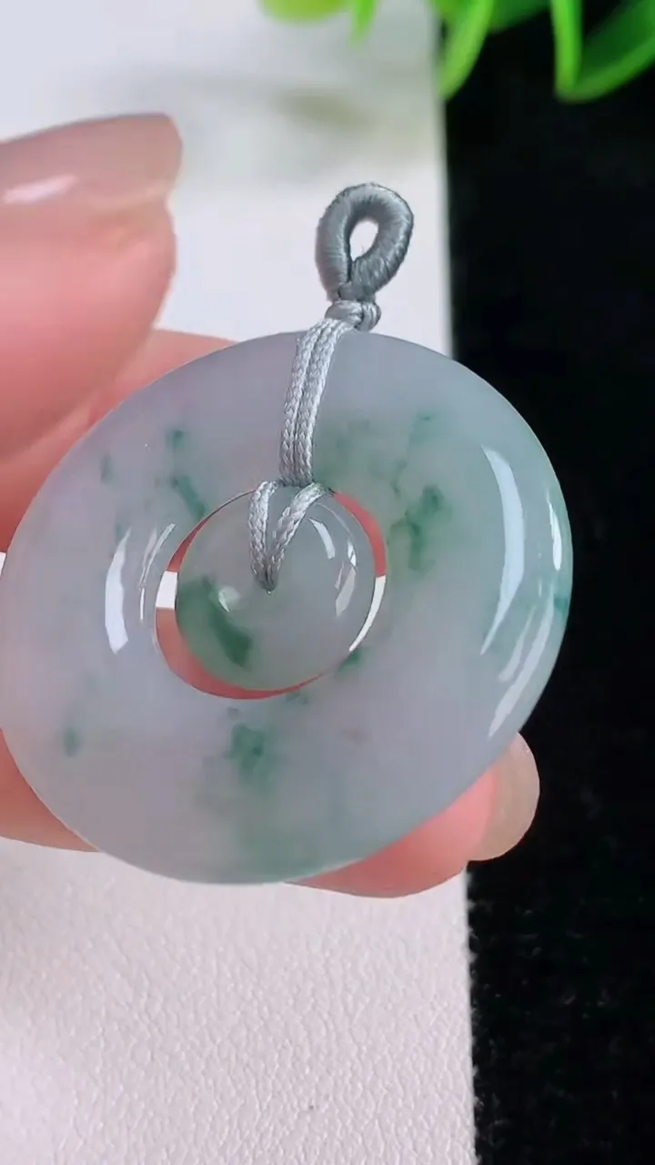 天然A货翡翠飘花母子平安扣吊坠，尺寸33.6-4.1，重量:11.48g
11月23日