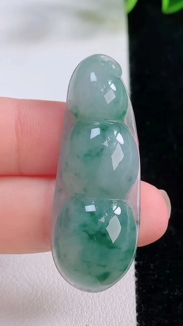 天然A货翡翠冰种飘花福豆吊坠，尺寸45-16.7-6.9，重量:8.96g
11月23日