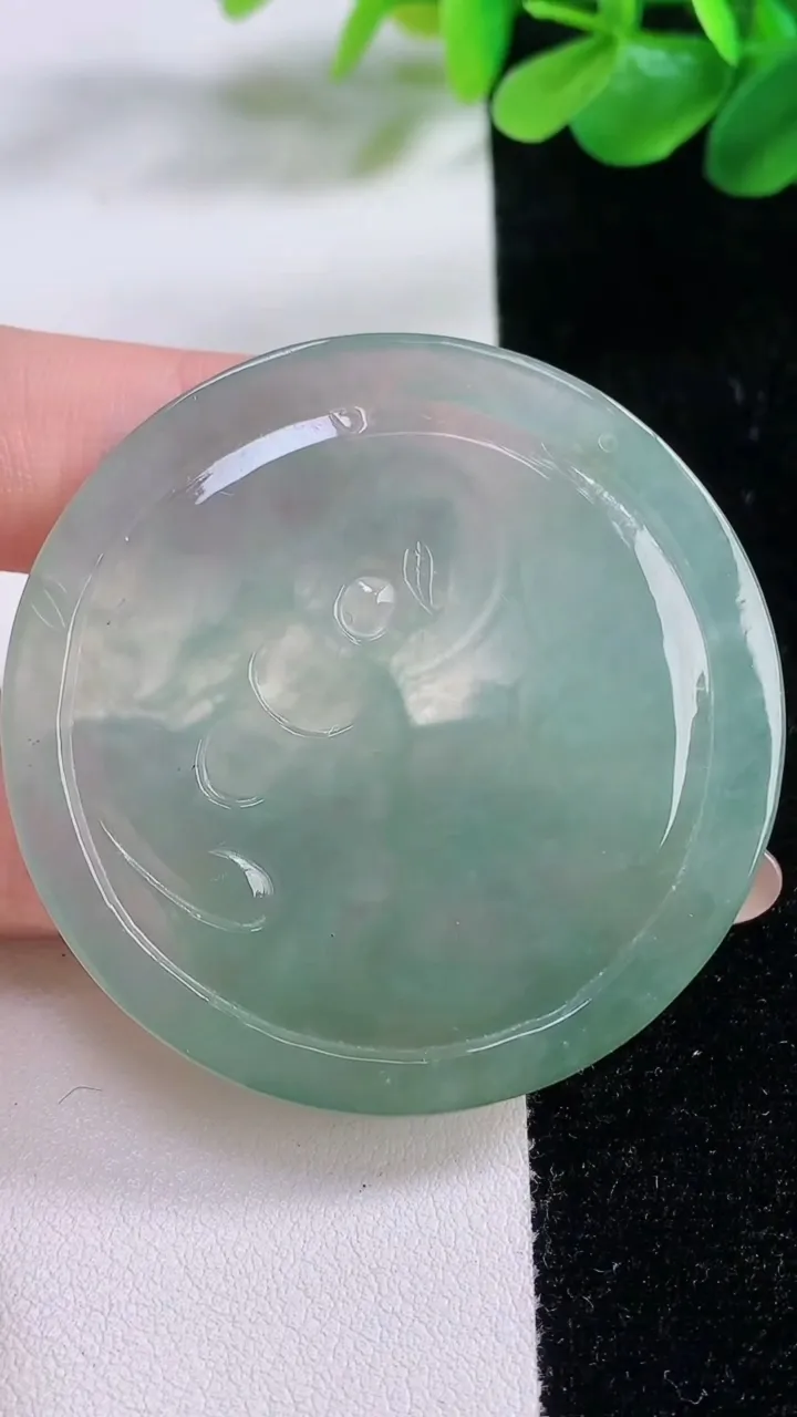 天然A货翡翠一念之间吊坠，尺寸50-4.8，重:23.95g
11月23日