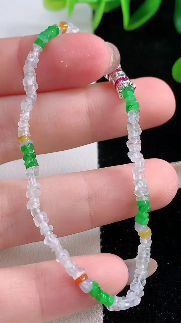 天然A货翡翠三彩原石手串，尺寸2.7-2.3-1.9，重量:3.40g11月23日
工厂直销收藏佳品